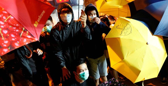 Biểu tình phản đối Trung Quốc diễn giải lại Luật cơ bản Hồng Kông hôm 6-11. Ảnh: REUTERS