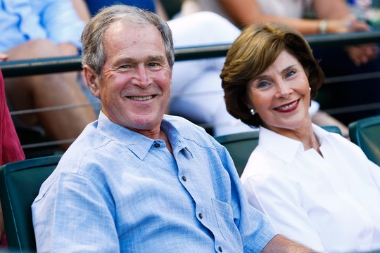 Ông Bush cùng vợ Laura đã rời khỏi khu vực bỏ phiếu với tấm phiếu trắng. Ảnh: PEOPLE