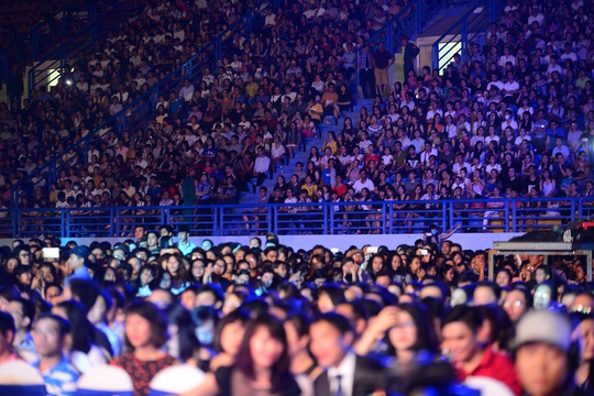 32000 khán giả kín đặc sân vận động Quân Khu 7
