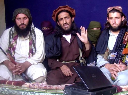 Abu Omar Khorasani (giữa). Ảnh: REUTERS
