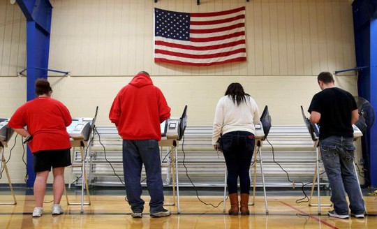 Cử tri bỏ phiếu ở TP Elyria, bang Ohio - Mỹ hôm 8-11. Ảnh: REUTERS