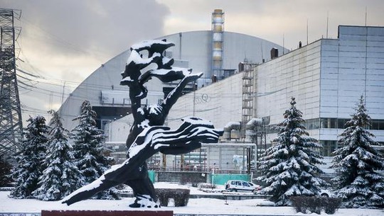 
Vòm thép bao phủ lò phản ứng ở Chernobyl. Ảnh: AP, DAILY MIRROR
