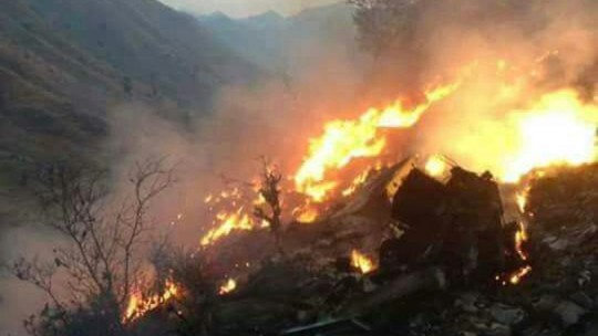 
Đám cháy gây ra sau khi máy bay rơi xuống mặt đất. Ảnh: SKY NEWS
