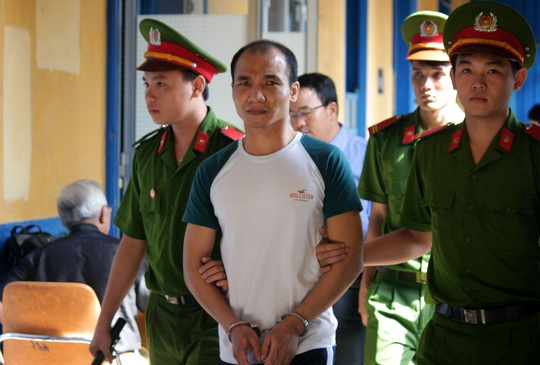 Bị cáo Trần Quang Tuyến được áp giải sau phiên tòa.