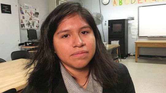 Cô Nancy Lopez-Ramirez, di dân người Mexico, 20 tuổi, đang nói về kế hoạch đi du lịch trước ngày 20-1-2017. Ảnh: REUTERS