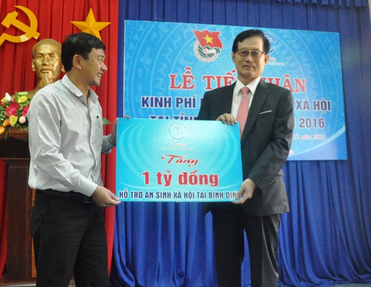 
Ông Nguyễn Xuân Vĩnh, Bí thư Tỉnh đoàn Bình Định (trái), tiếp nhận khoản hỗ trợ an sinh xã hội trị giá 1 tỉ đồng từ ông Oh Jae Hack, Phó Chủ tịch C.T Group
