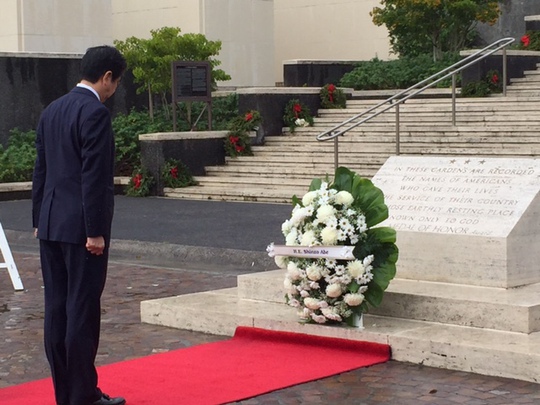 Thủ tướng Abe đặt hoa tại Nghĩa trang Tưởng niệm Quốc gia Thái Bình Dương ở TP Honolulu, bang Hawaii hôm 26-12. Ảnh: JAPAN TIMES