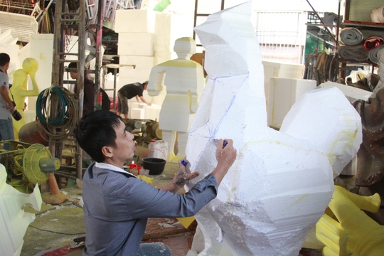 Nghệ nhân tạo hình những chú gà con, linh vật của Đường hoa Nguyễn Huê ̣- Tết Đinh Dậu 2017