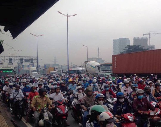 
Cảnh ùn ứ trên Xa lộ Hà Nội theo hướng vào trung tâm TP HCM do ảnh hưởng từ vụ tai nạn
