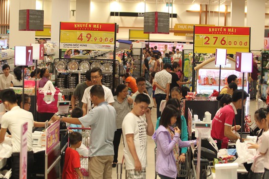 
Người tiêu dùng được hưởng lợi từ chương trình khuyến mãi của các siêu thị Ảnh: Hoàng Triều
