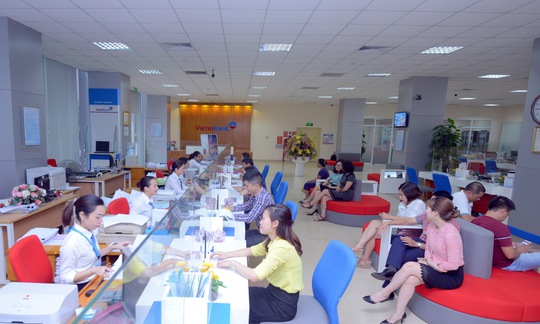 
Khách hàng giao dịch tại VietinBank
