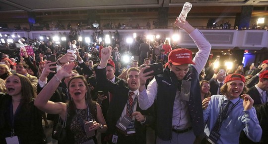 Những người ủng hộ Trump mừng chiến thắng. Ảnh: Reuters