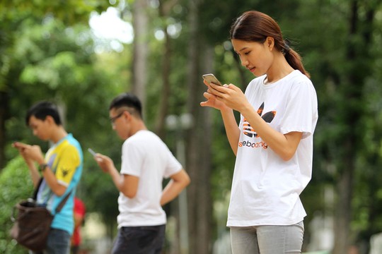 
Người dùng Việt Nam đang chờ trải nghiệm 4G Ảnh: HOÀNG TRIỀU
