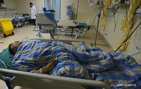 
Một trong số các nạn nhân tại bệnh viện. Ảnh: News.cn
