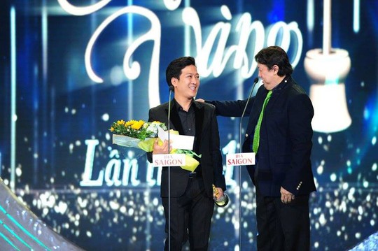 
Trường Giang nhận giải Diễn viên hài được yêu thích nhất tại lễ trao Giải Mai Vàng 2015 Ảnh: HOÀNG TRIỀU
