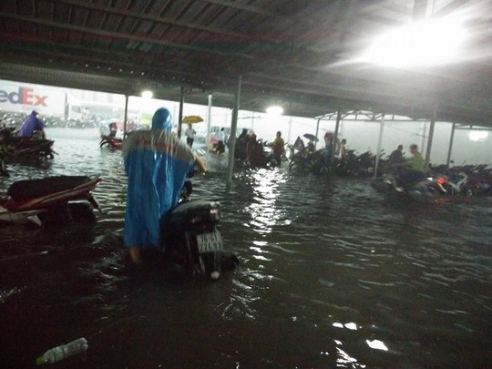 Khu vực gần sân bay Tân Sơn Nhất bị ngập nặng