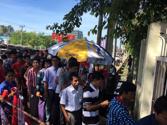 
Người hâm mộ Myanmar xếp hàng rất trật tự chờ đến lượt mua vé
