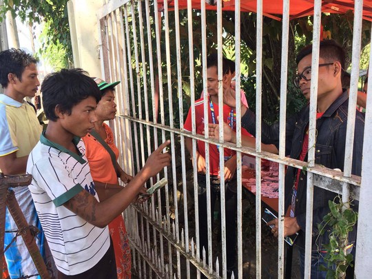 
Thanh niên Myanmar phản ứng nhưng bị BTC phẩy tay yêu cầu rời đi để nhường lượt mua cho người tiếp theo
