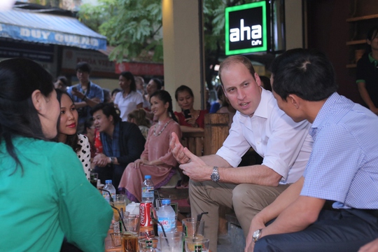 
Hoàng tử Anh William ngồi vỉa hè uống cà phê phố cổ Hà Nội
