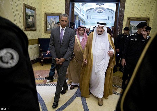 
Tổng thống Mỹ Barack Obama được Quốc vương Ả Rập Saudi Salman tiếp đón trong chuyến thăm hồi tháng 4-2016 Ảnh: AP
