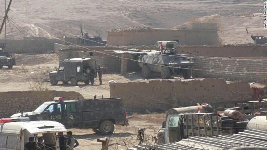 
Cảnh sát Iraq giám sát thị trấn Hammam al-Alil từ trên đồi. Ảnh: CNN
