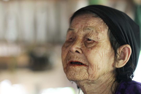 Xót xa cảnh cụ bà 93 tuổi chạy lũ trong đêm