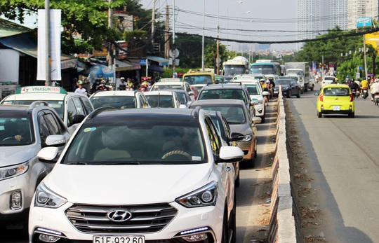 Vụ tai nạn khiến giao thông qua khu vực kẹt cứng.