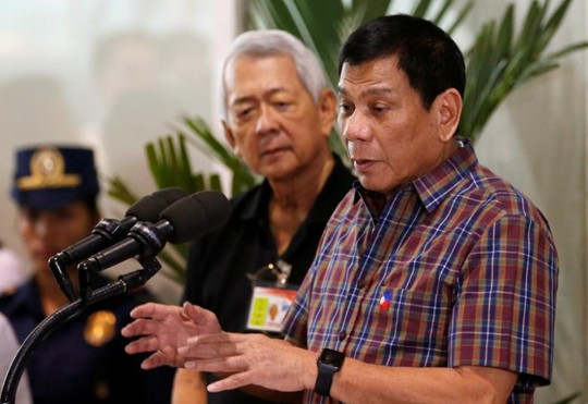 Ông Yasay bên cạnh Tổng thống Duterte. Ảnh: REUTERS