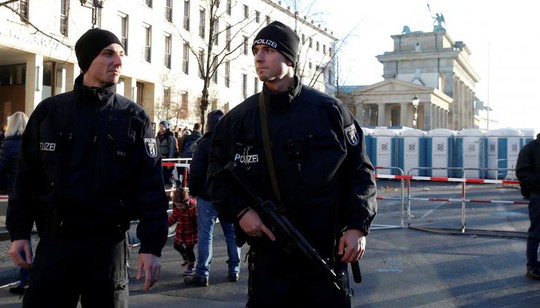 Cảnh sát Đức bồng súng tiểu liên đứng gác tại Cổng Brandenburg trước thời khắc năm mới. Ảnh: REUTERS