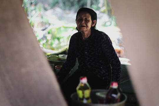 Xót xa cảnh cụ bà 93 tuổi chạy lũ trong đêm