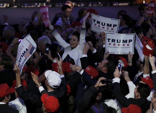 Những người ủng hộ ông Trump mừng chiến thắng. Ảnh: Reuters