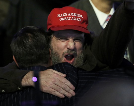 Một người ủng hộ ông Trump mừng ra mặt. Ảnh: Reuters