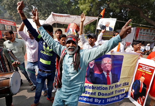 Một số người dân Ấn Đô ở New Delhi mừng chiến thắng của ứng viên Đảng Cộng hòa. Ảnh: Reuters