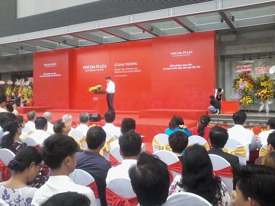 
Ông Lê Khắc Hiệp phát biểu khai trương Trung tâm thương mại Vincom Plaza Xuân Khánh. Ảnh: CÔNG TUẤN
