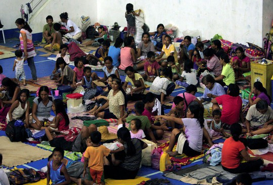 
Người dân Philippine tại trung tâm tránh bão. Ảnh: Reuters
