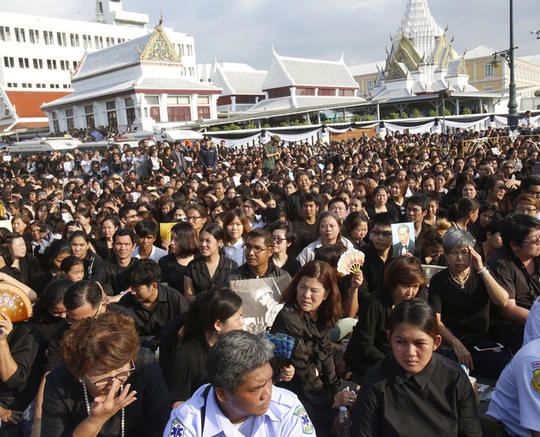 Hàng ngàn người dân chờ đợi đoàn xe của Vua Bhumibol. Ảnh: AP