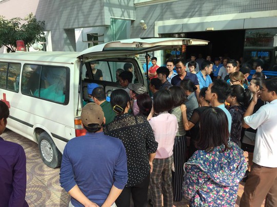 
Người thân đưa thi thể ông Thái về nhà tang lễ Phùng Hưng để lo hậu sự-Ảnh: CTV
