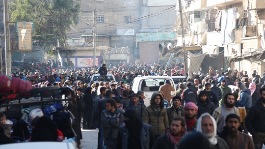 Dân thường sơ tán khỏi Aleppo hôm 15-12. Ảnh: ALJAZEERA