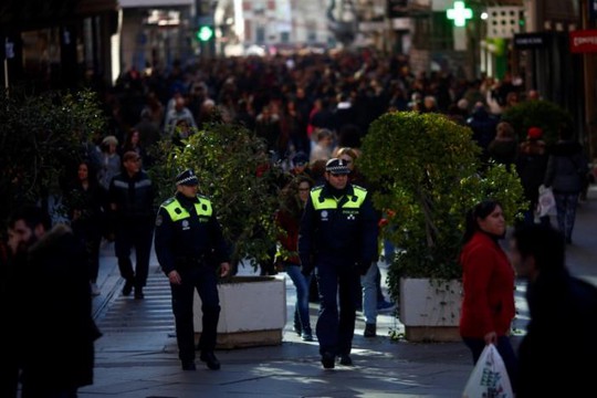 Cảnh sát Madrid - Tây Ban Nha đứng trước rào chắn mới lập hôm 30-12. Ảnh: REUTERS