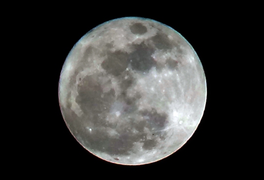 Cận cảnh siêu trăng thế kỷ. Trong sự kiện đặc biệt này, mặt trăng lớn hơn 14% và sáng hơn 30% so với trăng tròn thông thường.