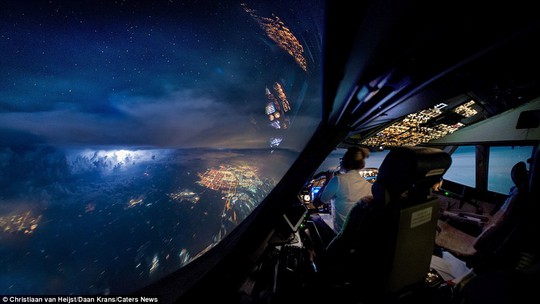 
Bức ảnh ấn tượng này được Van Heijst và đồng nghiệp Luca chụp trên bầu trời TP Toronto, Canada hồi tháng 7-2016 khi đang bay từ Chicago đến Amsterdam. Cơn bão lớn cùng với cực quang khiến người bị choáng ngợp.
