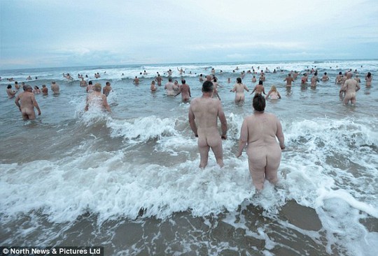 Hàng trăm người tắm biển khỏa thân để làm từ thiện