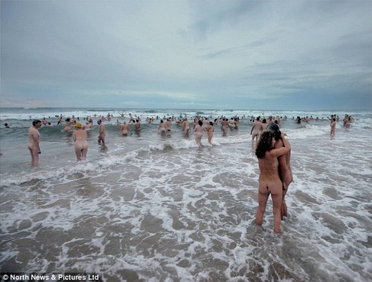 Hàng trăm người tắm biển khỏa thân để làm từ thiện