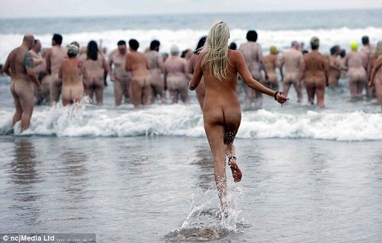 
Gần 500 người khỏa thân tắm biển ở Vịnh Druridge, hạt Northumberland -Anh. Ảnh: NCJMedia Ltd
