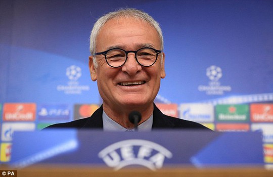 
Trái với vẻ căng thẳng của đồng nghiệp bên phía Porto, HLV Ranieri tươi cười trong buổi họp báo
