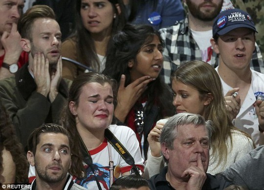 
Một số người thậm chí bật khóc khi chứng kiến bà Hillary bị ông Trump vượt mặt. Ảnh: Reuters
