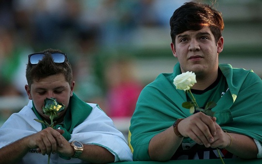 Cảm động cảnh CĐV tưởng niệm cầu thủ Chapecoense