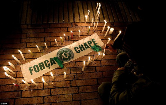 Cảm động cảnh CĐV tưởng niệm cầu thủ Chapecoense