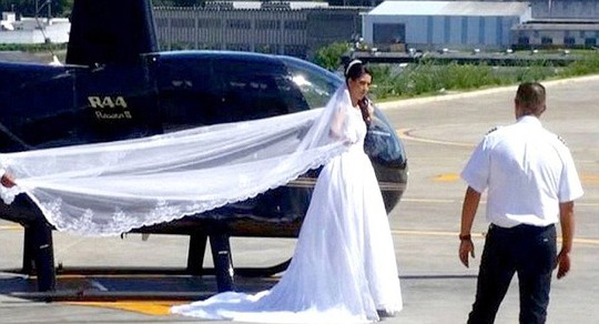 
Cô dâu Rosemere do Nascimento Silva bên chiếc trực thăng trước khi xảy ra tai nạn. Ảnh: Daily Mail
