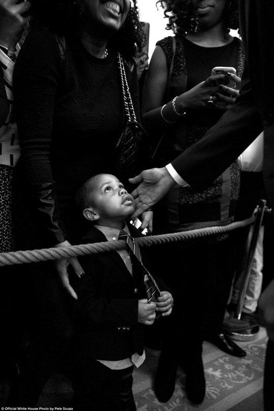 
Khi phát biểu mừng tháng của người Mỹ da màu hồi đầu năm 2016, ông Obama đã vuốt mát một cậu bé khi cậu bé ngước nhìn lên. Nhiếp ảnh gia Souza sau đó đã tìm ra cậu bé và tặng cậu tấm ảnh này với chữ ký của Tổng thống trên đó . Đây được xem là một trong những khoảnh khắc mang tính biểu tượng cho 2 nhiệm kỳ Tổng thống mang tính lịch sử của ông Obama
